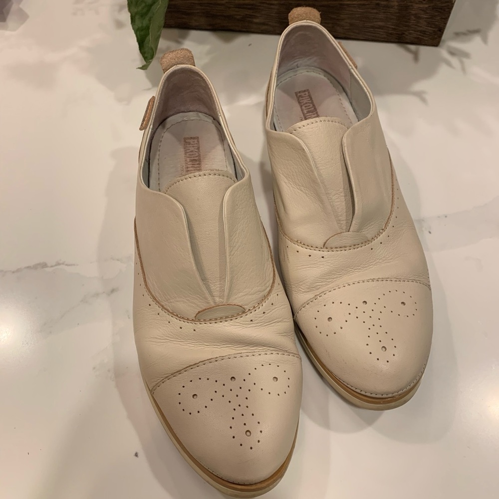 Pikolinos creme colored slip-on loafers - size 38 (US size 7.5)